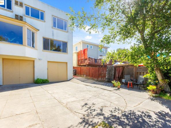 1222 Hollywood Ave, Oakland CA 94602