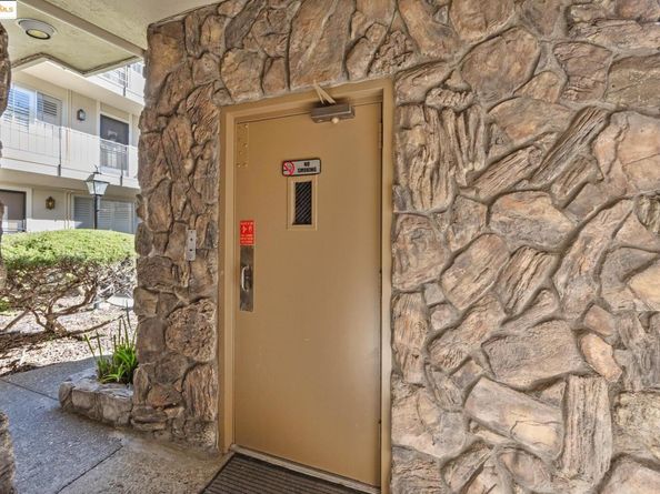 1701 Central Ave E, Alameda CA 94501