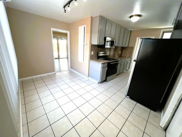 344 Rousseau St, Hayward CA 94544