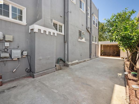 1063 32Nd St, Oakland CA 94608