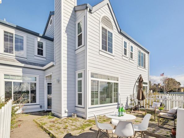 306 Commodore Dr, Richmond CA 94804