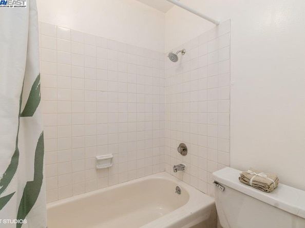 2005 Pleasant Valley Ave 316, Oakland CA 94611