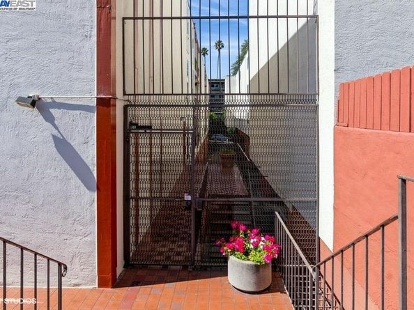 2005 Pleasant Valley Ave 316, Oakland CA 94611