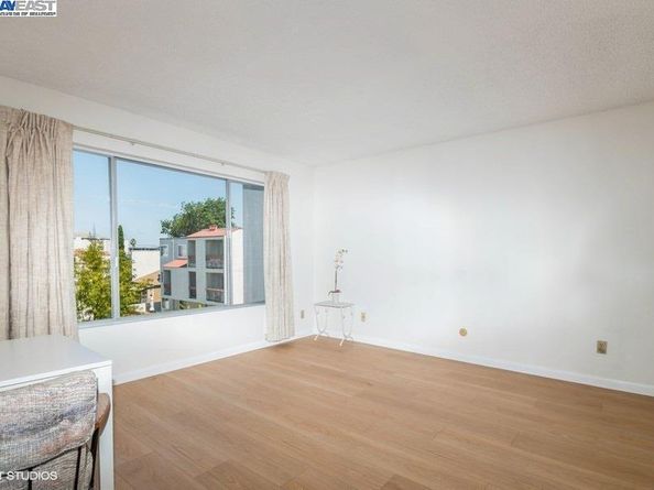 2005 Pleasant Valley Ave 316, Oakland CA 94611