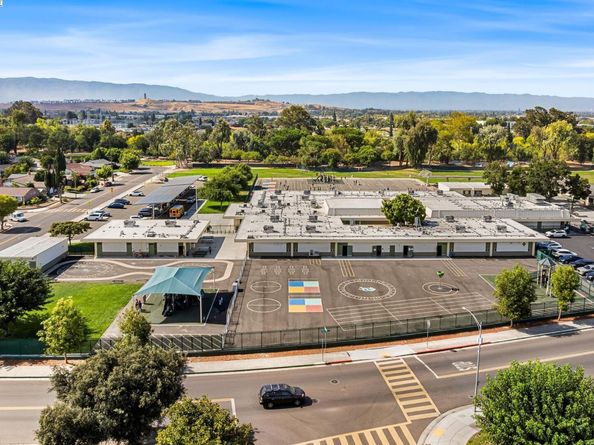 2566 Boren Dr, San Jose CA 95121