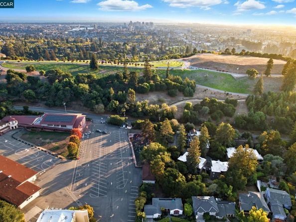4663 Harbord Dr, Oakland CA 94618