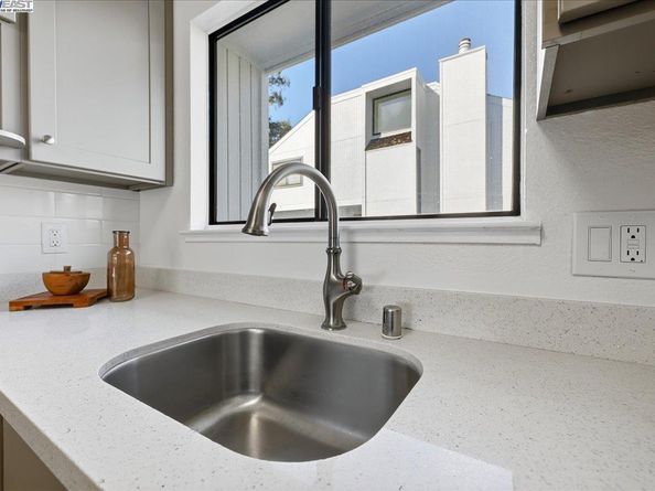 1088 Azalea Ct, Hayward CA 94541