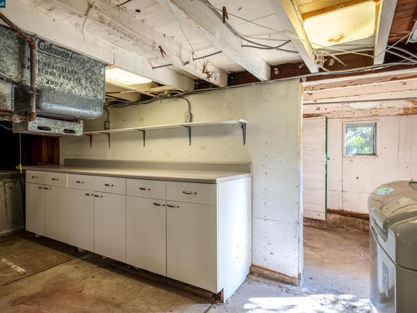 6391 Hillmont Dr, Oakland CA 94605
