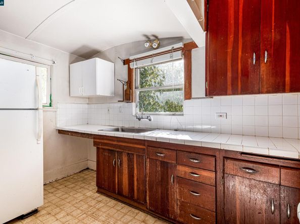 6391 Hillmont Dr, Oakland CA 94605