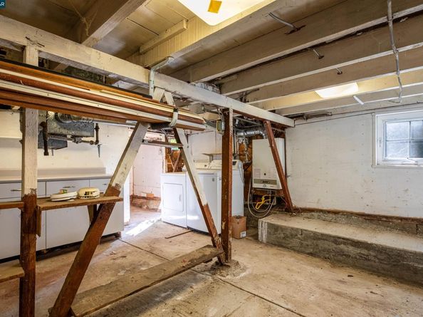 6391 Hillmont Dr, Oakland CA 94605