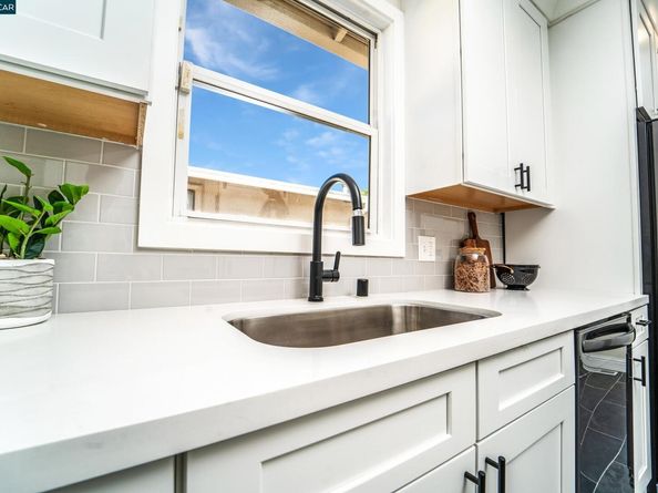 556 41St St, Richmond CA 94805