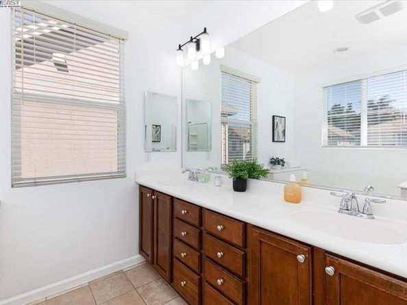 9436 Dunbar Dr, Oakland CA 94603