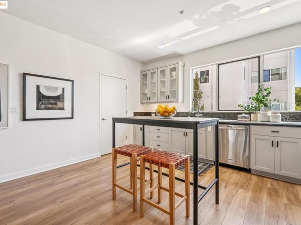 301 Liquid Sugar Dr, Emeryville CA 94608