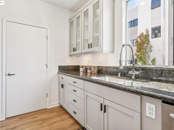 301 Liquid Sugar Dr, Emeryville CA 94608