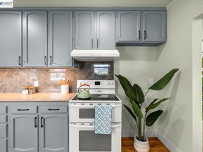 320 Beach Rd, Alameda CA 94502