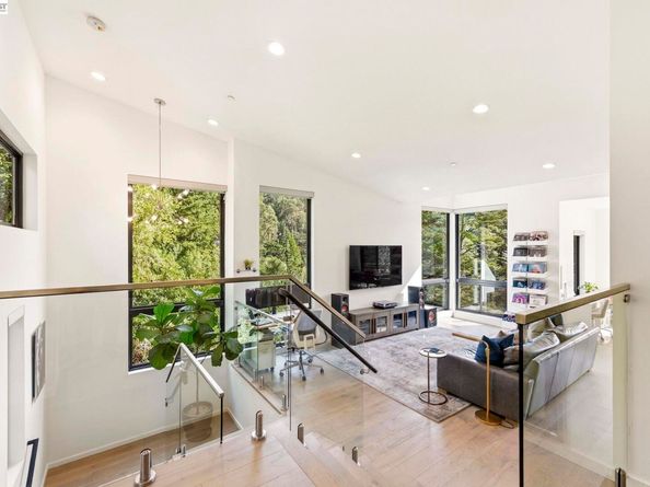 45 Homeglen Ln, Oakland CA 94611