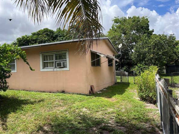 427 NE 160th St, Miami FL 33162