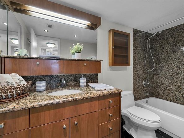 105 Lake Emerald Dr 711, Oakland Park FL 33309