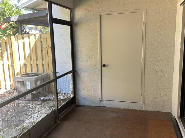 621 NW 105th Way, Pembroke Pines FL 33026