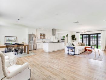 902 Oak Circle