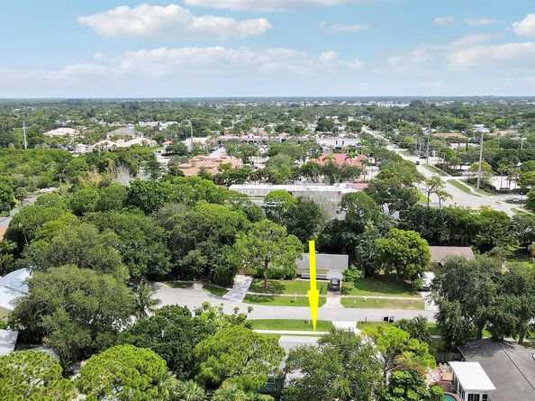 902 Oak Circle, Jupiter FL 33458