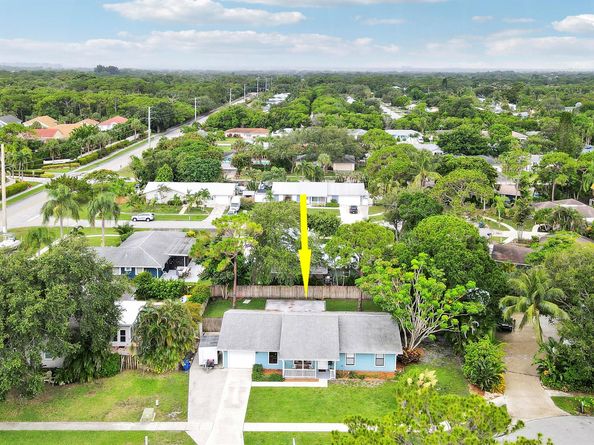 902 Oak Circle, Jupiter FL 33458