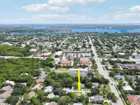 902 Oak Circle, Jupiter FL 33458