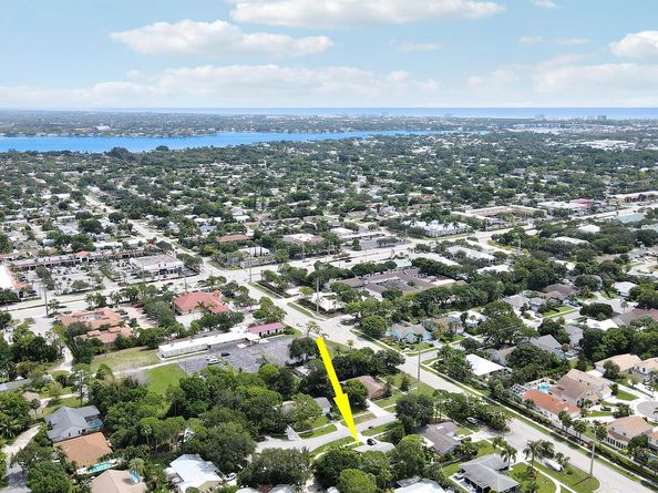 902 Oak Circle, Jupiter FL 33458