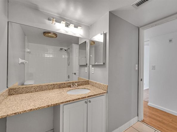 3007 N Oakland Forest Dr 302, Oakland Park FL 33309