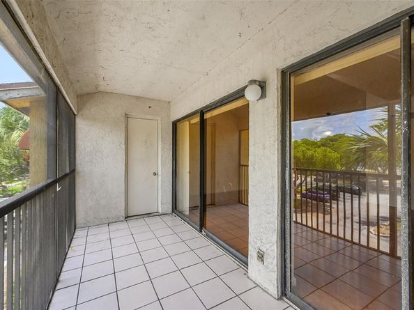 3007 N Oakland Forest Dr 302, Oakland Park FL 33309