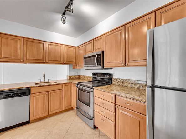 3007 N Oakland Forest Dr 302, Oakland Park FL 33309