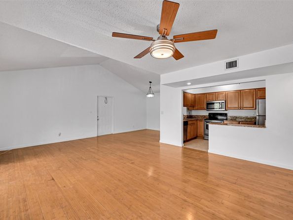 3007 N Oakland Forest Dr 302, Oakland Park FL 33309
