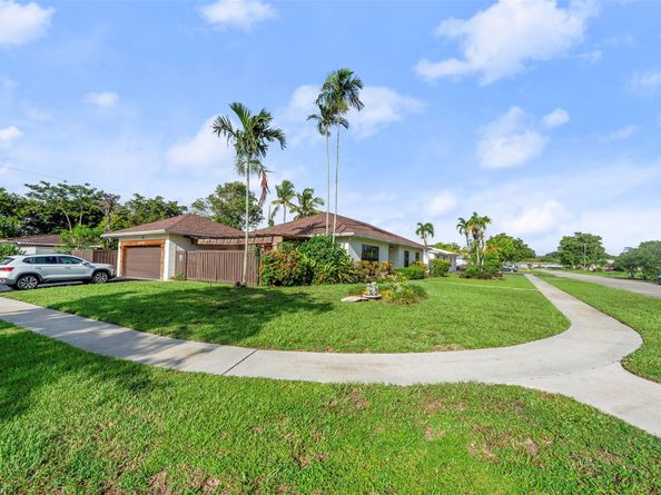 4300 NW 7th Ct, Plantation FL 33317