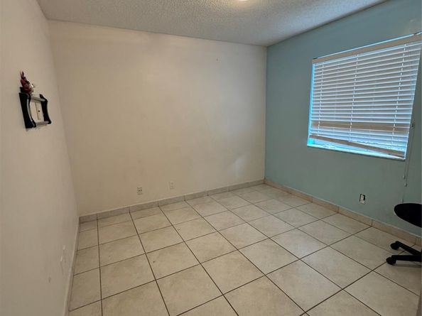 4077 Pine Ridge Ln, Weston FL 33331