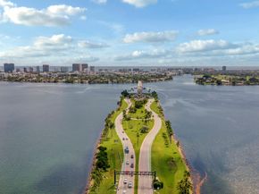 11930 N Bayshore Dr 404, North Miami FL 33181