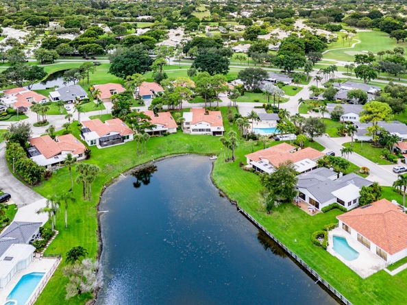 6 Woods Lane, Boynton Beach FL 33436