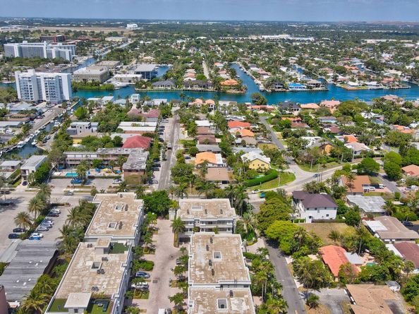 1776 Bay Dr, Pompano Beach FL 33062