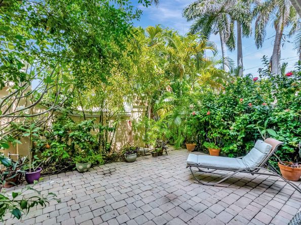 1776 Bay Dr, Pompano Beach FL 33062