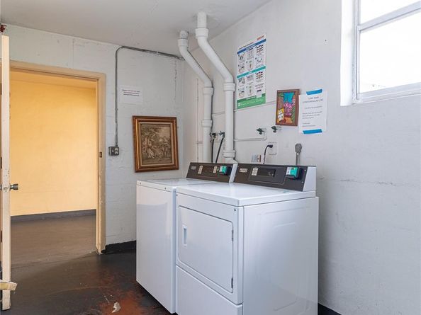 942 NE 199th St 401, Miami FL 33179