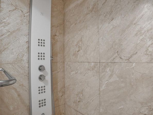 942 NE 199th St 401, Miami FL 33179