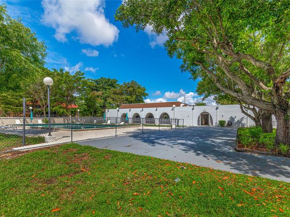 942 NE 199th St 401, Miami FL 33179