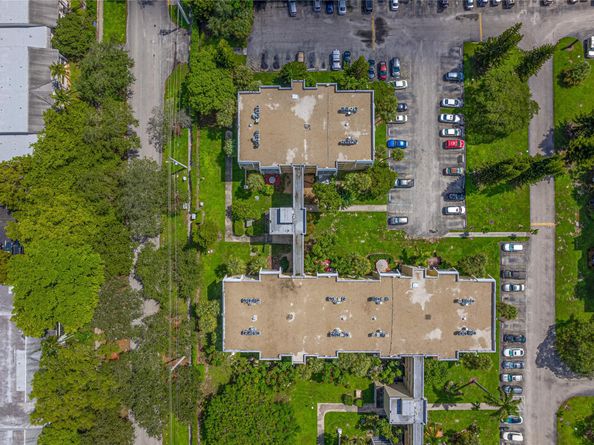 942 NE 199th St 401, Miami FL 33179