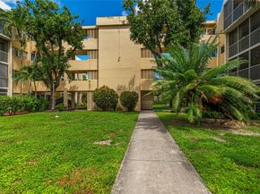 942 NE 199th St 401, Miami FL 33179