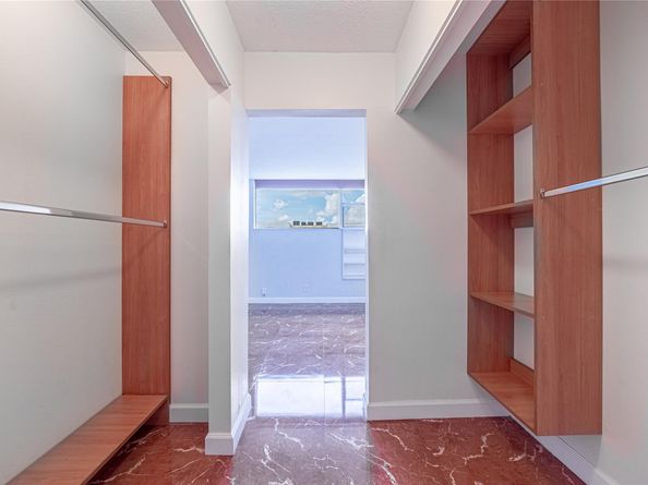 942 NE 199th St 401, Miami FL 33179