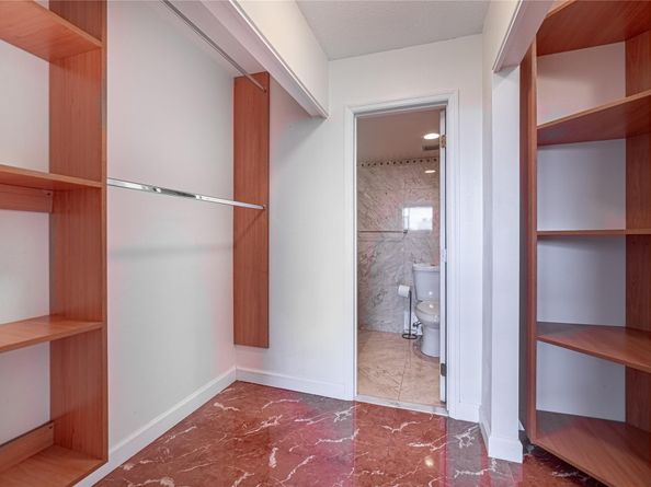 942 NE 199th St 401, Miami FL 33179