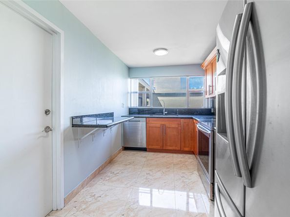 942 NE 199th St 401, Miami FL 33179