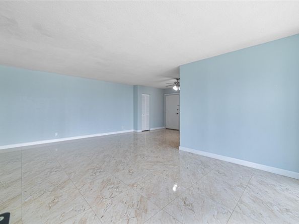 942 NE 199th St 401, Miami FL 33179