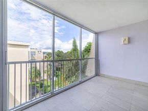 942 NE 199th St 401, Miami FL 33179