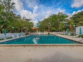 942 NE 199th St 401, Miami FL 33179