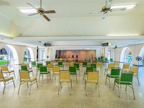 942 NE 199th St 401, Miami FL 33179